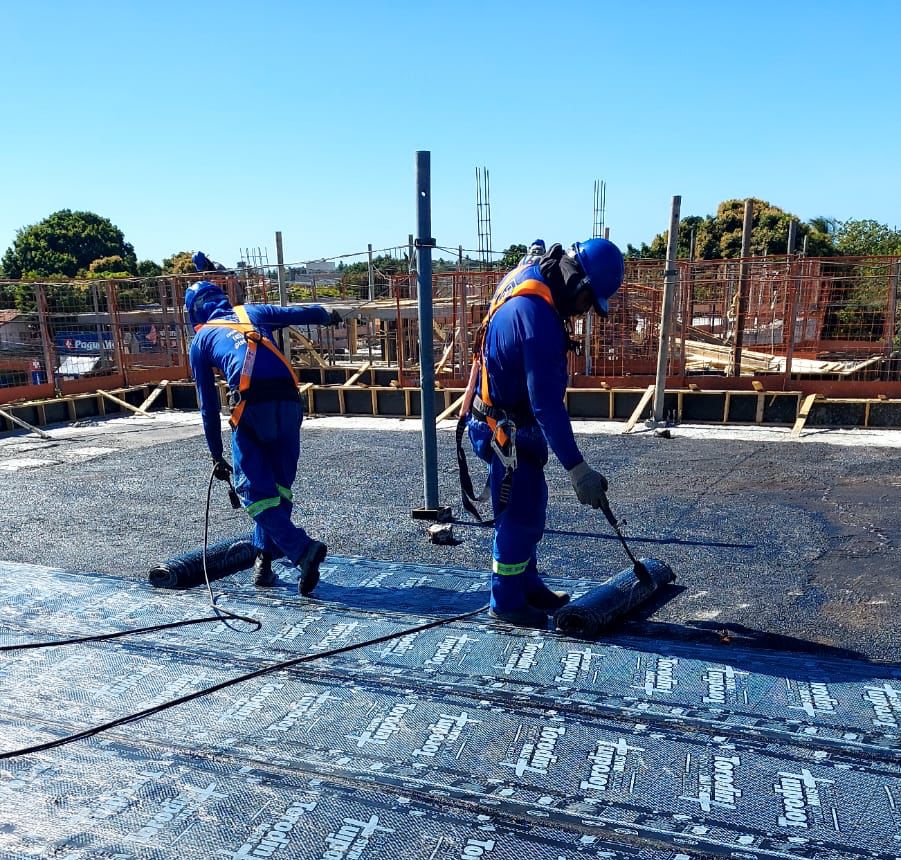 Equipe técnica em obra de impermeabilização — Toca Engenharia, Fortaleza